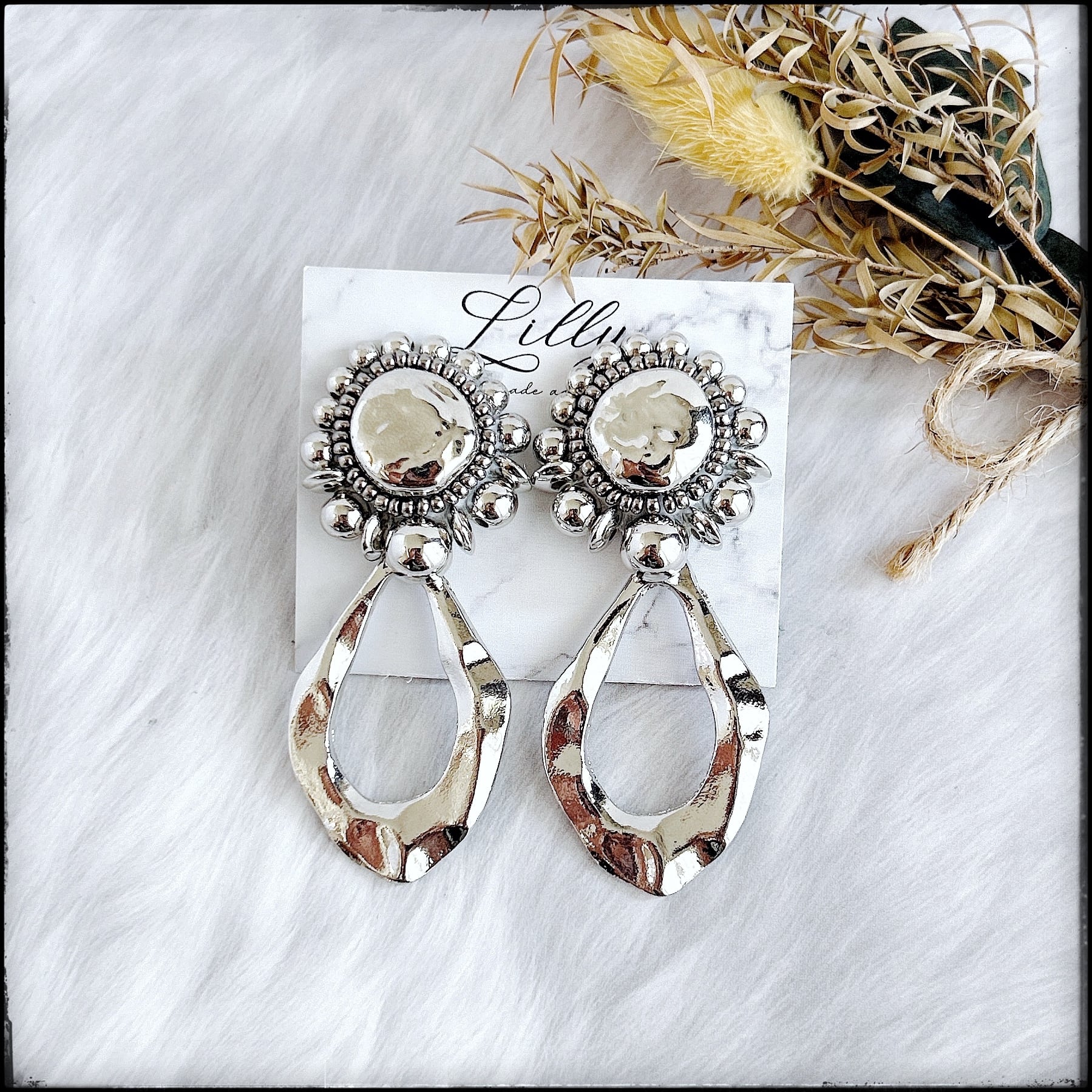 572 大ぶり/シルバー/ビーズ刺繍/個性的/ハンドメイドピアス  