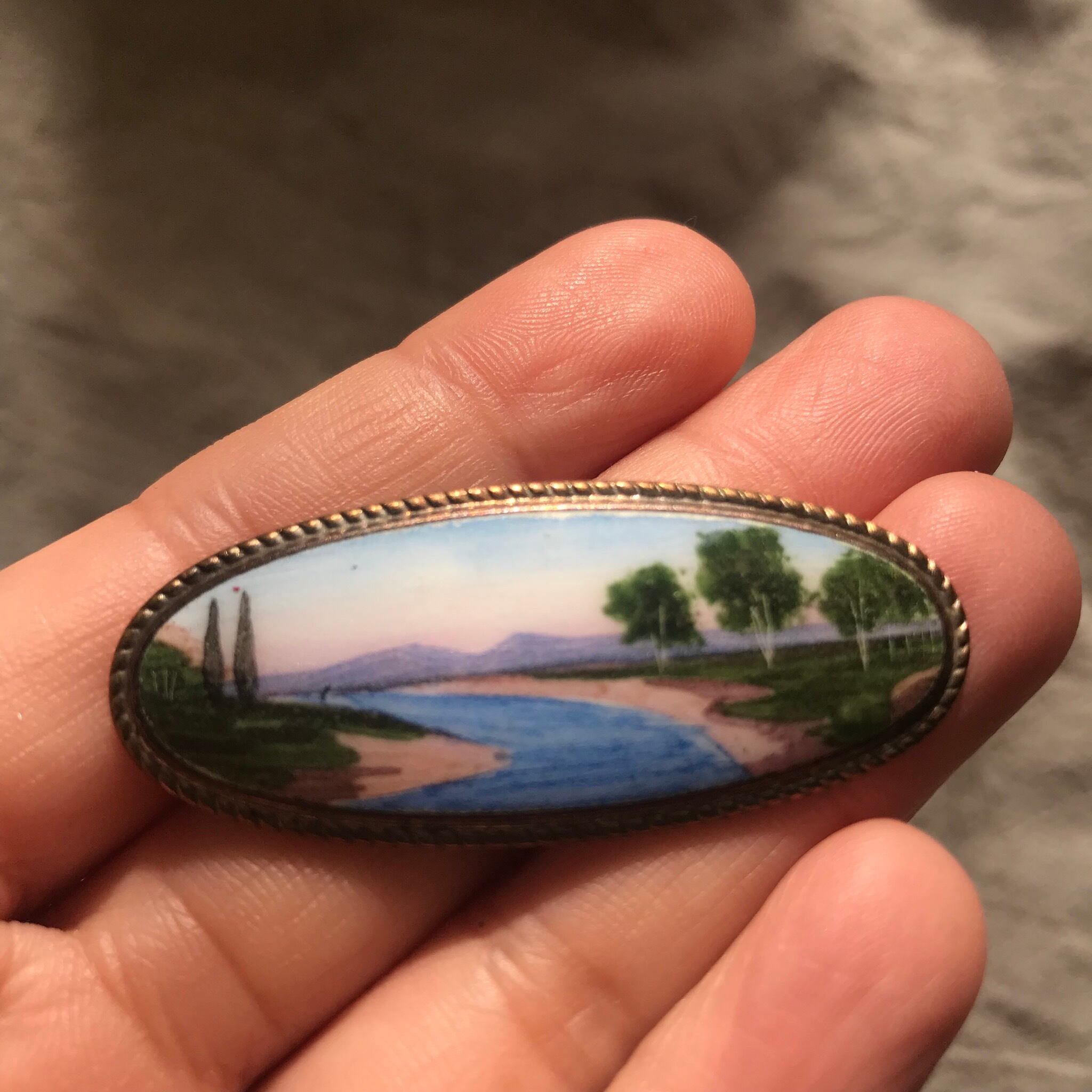スウェーデンの水辺の風景のブローチ