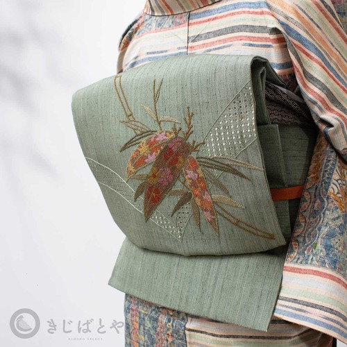 正絹紬　岩井茶に刺繍のなごや