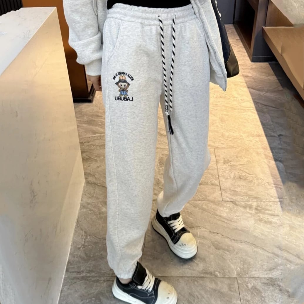 ゴムウエスト&裾でフィット調節!labubu刺繍 脚長見えする ラブブ刺繍 裏起毛パンツ レディース ゆったり 寒さ対策