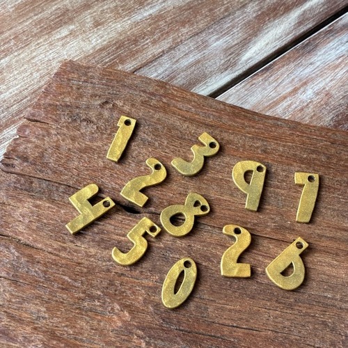 TOPANGA Zakka India Gold Hammered Iron Number Plate SS 2cm Gold 　インド　ゴールドハンマーアイアンナンバープレート　極小　金色　看板　サインプレート　鉄　住所　店舗　槌目