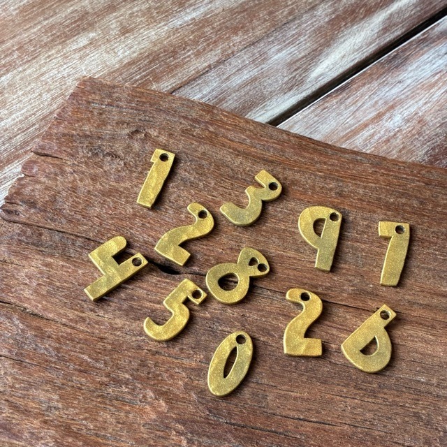 TOPANGA Zakka India Gold Hammered Iron Number Plate SS 2cm Gold 　インド　ゴールドハンマーアイアンナンバープレート　極小　金色　看板　サインプレート　鉄　住所　店舗　槌目