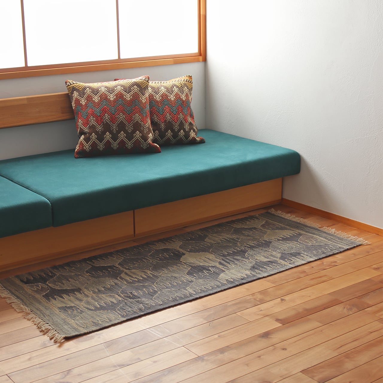 【即納可】ロゴバキリム|希少な石染め・モダンな鷲の紋様 ラグマット(約150×65cm) No.23151