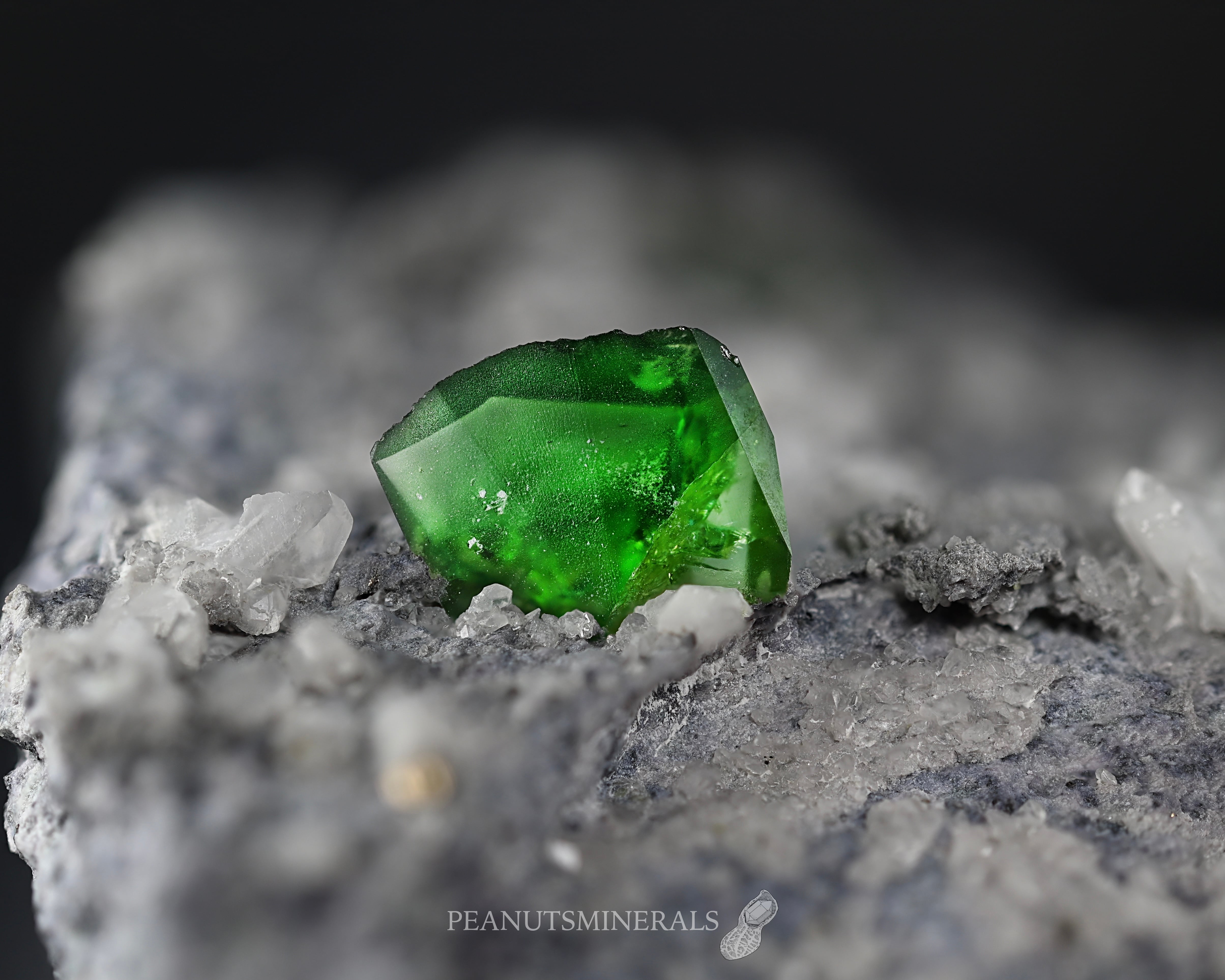 クロムチタナイト＆アメサイト　原石・鉱物標本 クロムチタナイト【Chromium-Bearing Titanite】ロシア産 | PEANUTS