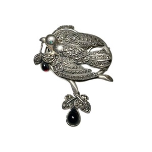 ROKUZAN silver brooch “William Morris” set with garnet