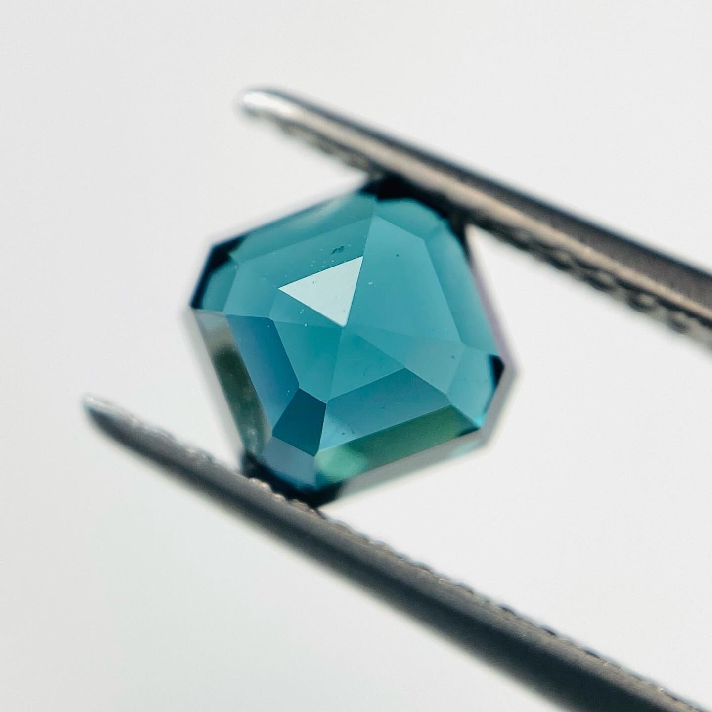 凛とした美しさ　インディゴカラーのトルマリン