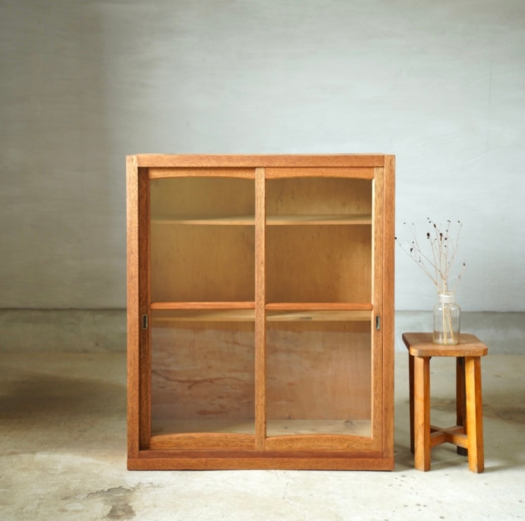 ガラス引き戸のキャビネット