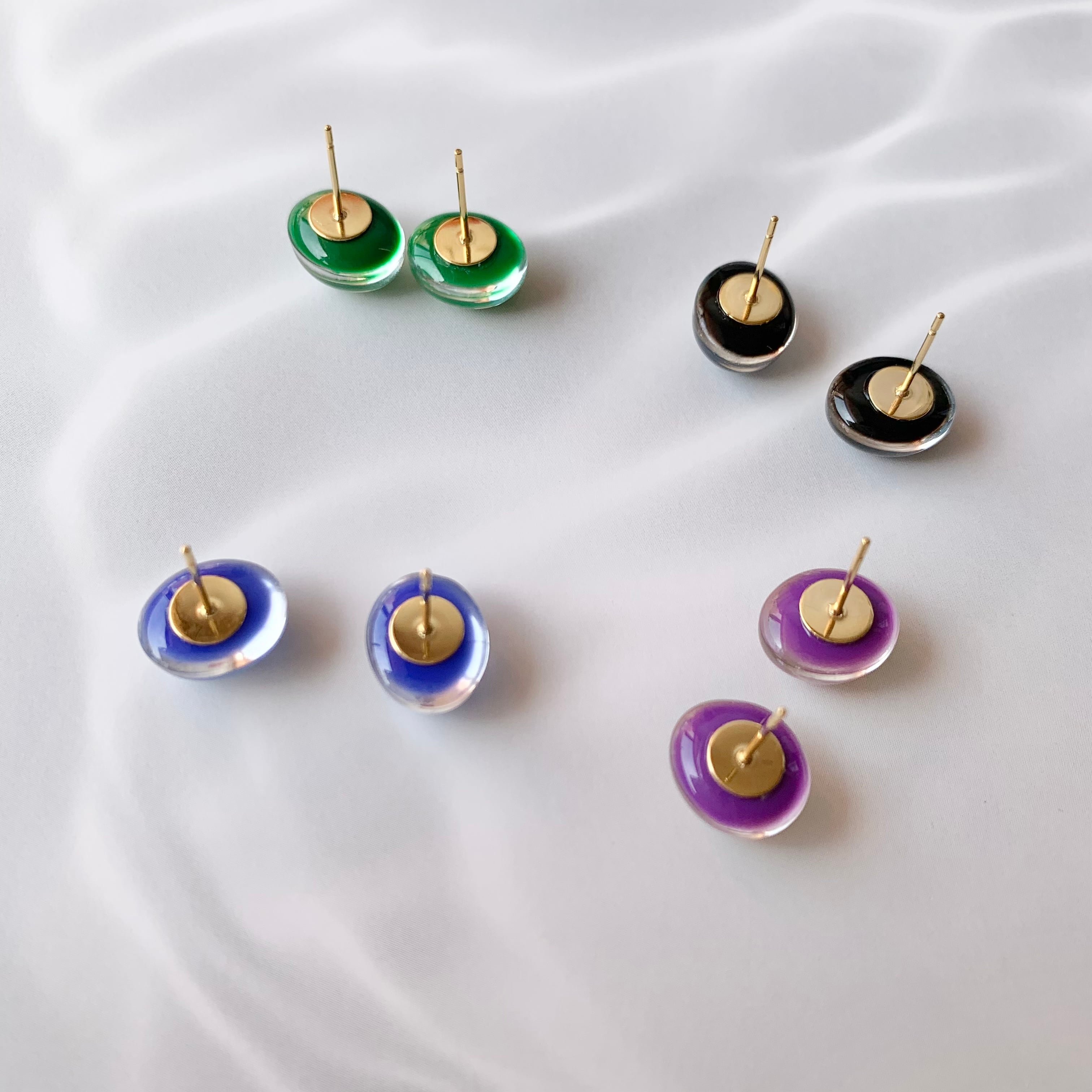 温度で色が変わる不思議なガラスカボションピアス/イヤリング（ブルー