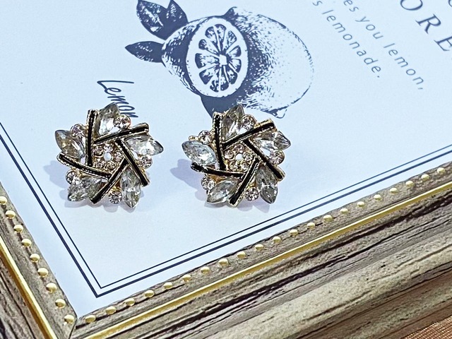 ピアス　風車モチーフ　ラインストーン　ビジュー　キラキラ　大ぶり