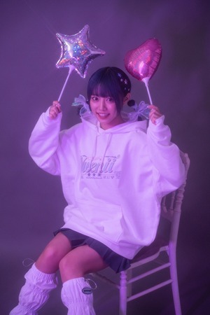 ∴ just the way you are hoodie / white