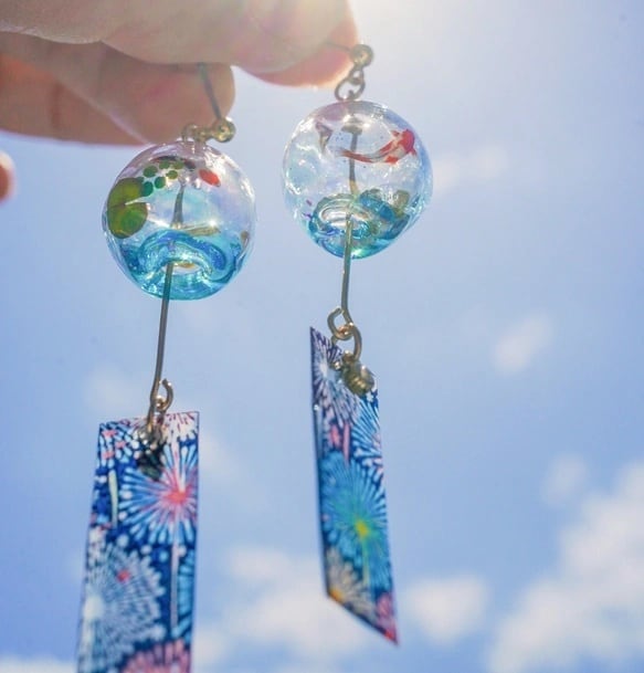 金魚と水の風鈴ピアス｜ブルーグラデーション | un rêve mignon (アン