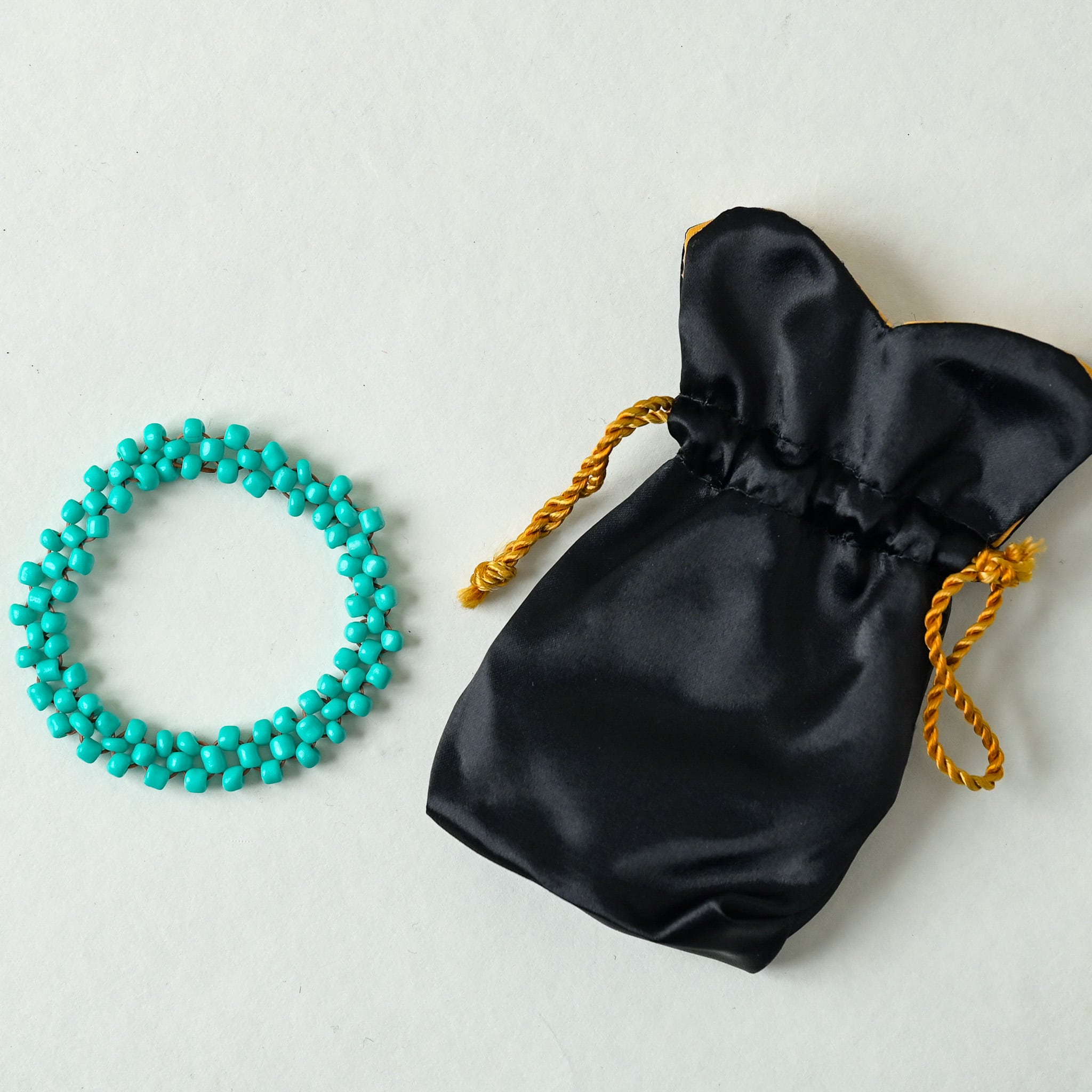 中央アジアの町で出会った、ターコイズビーズのブレスレット