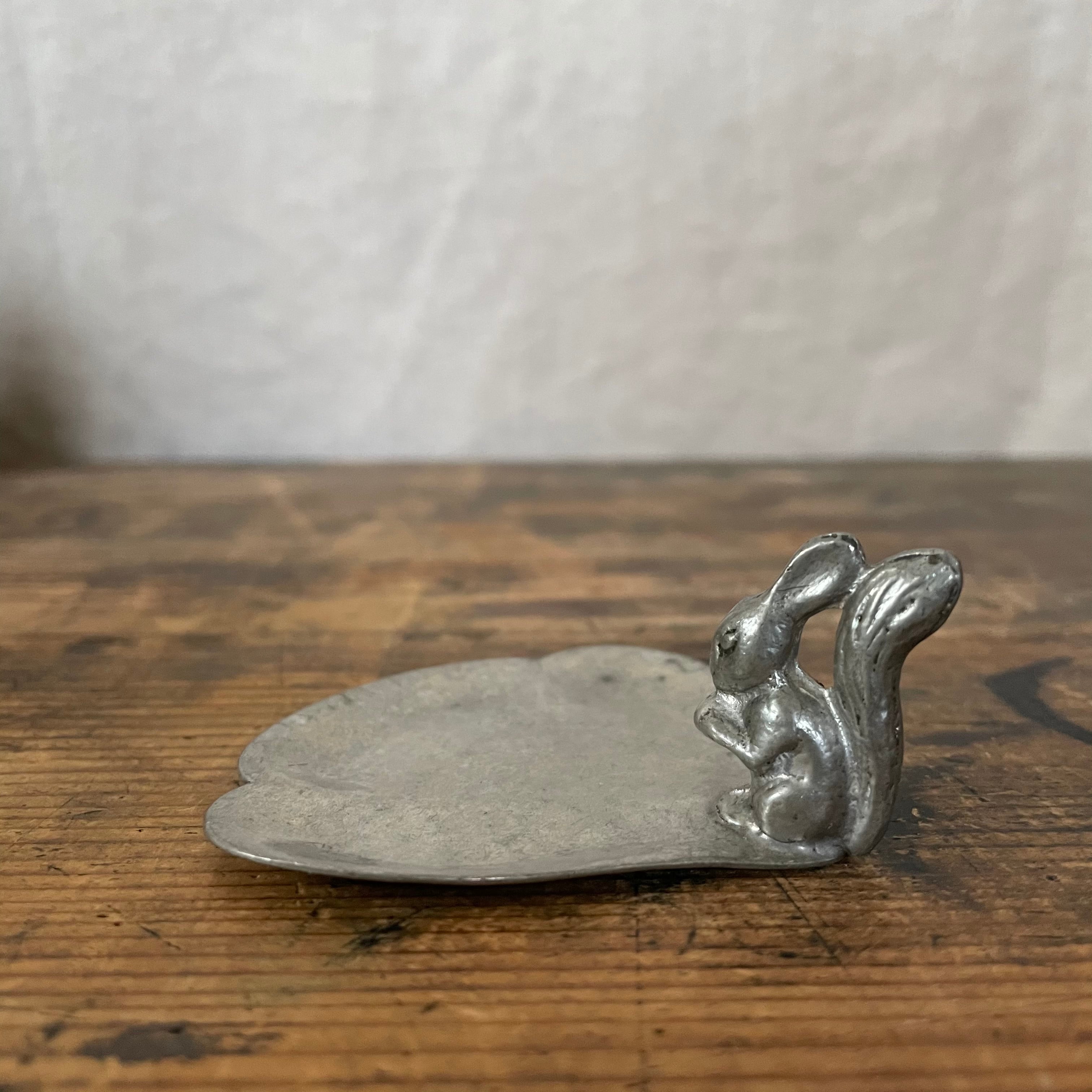 リスのいるトレイ