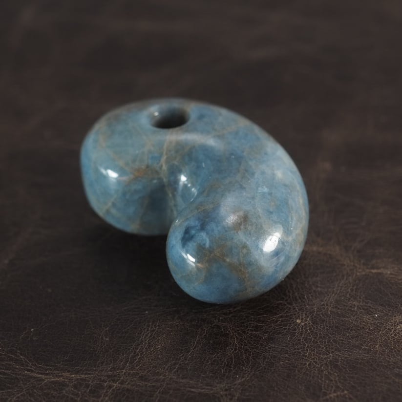 糸魚川翡翠 コン沢 青翡翠 大きめの勾玉 28.1g Itoigawa Blue Jadeite
