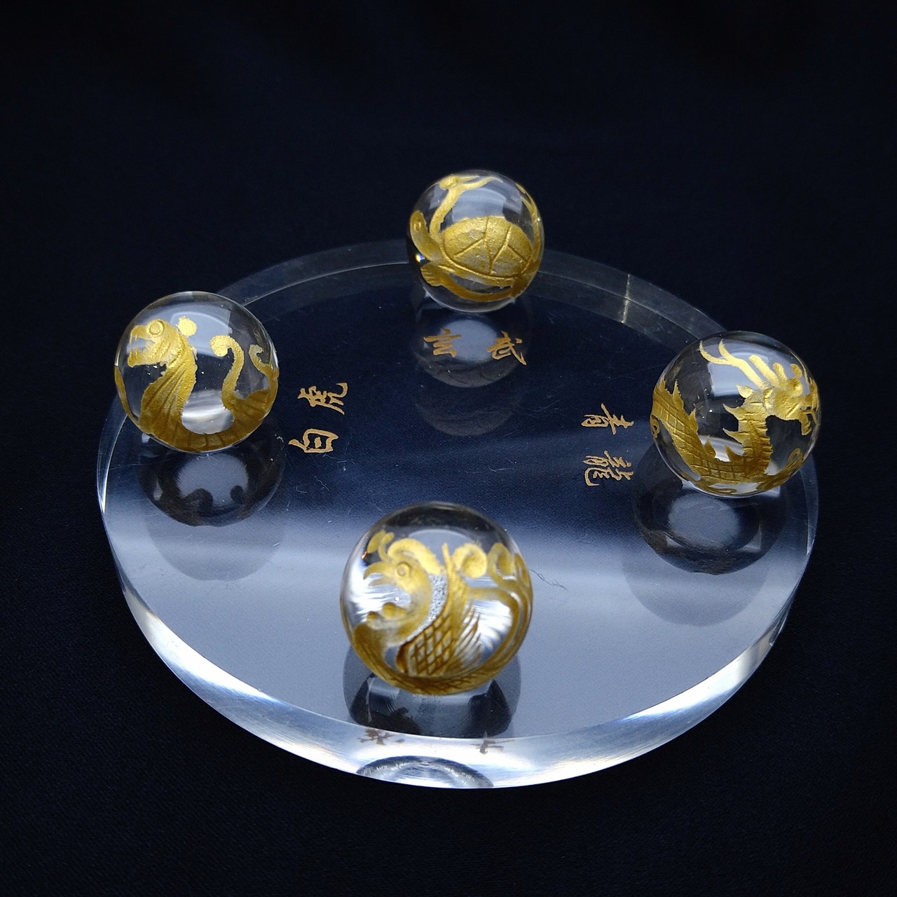 四神獣 20mm丸玉セット 透明盤アクリル台(金彫り)