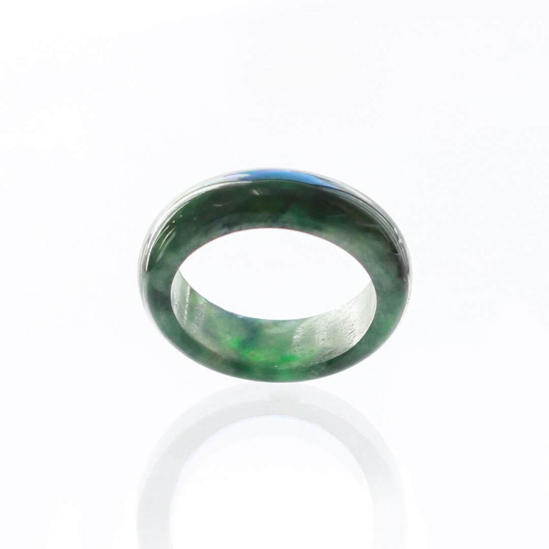 17号】濃いグリーンで透明感も抜群！翡翠くり抜き 甲丸リング A貨翡翠
