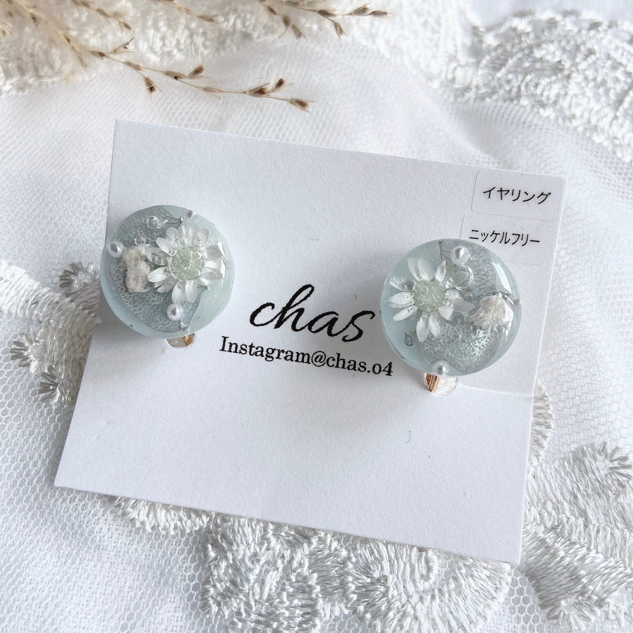 レジン ピアス アイスブルー シルバー ドライフラワー 1粒タイプ 不規則 プチギフトに》ドライフラワーと小粒パールがカワイイ レジン