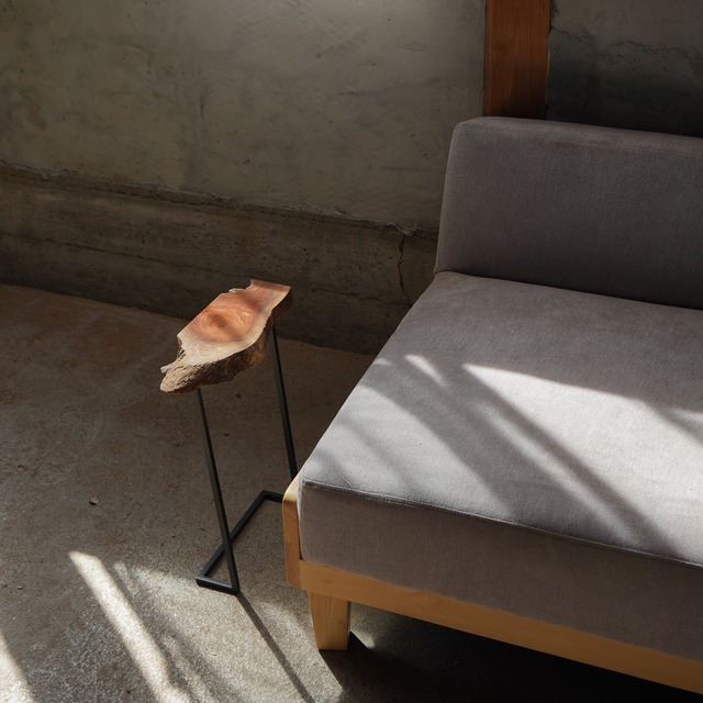 一枚板のミニサイドテーブル No.1 樹種：けやき