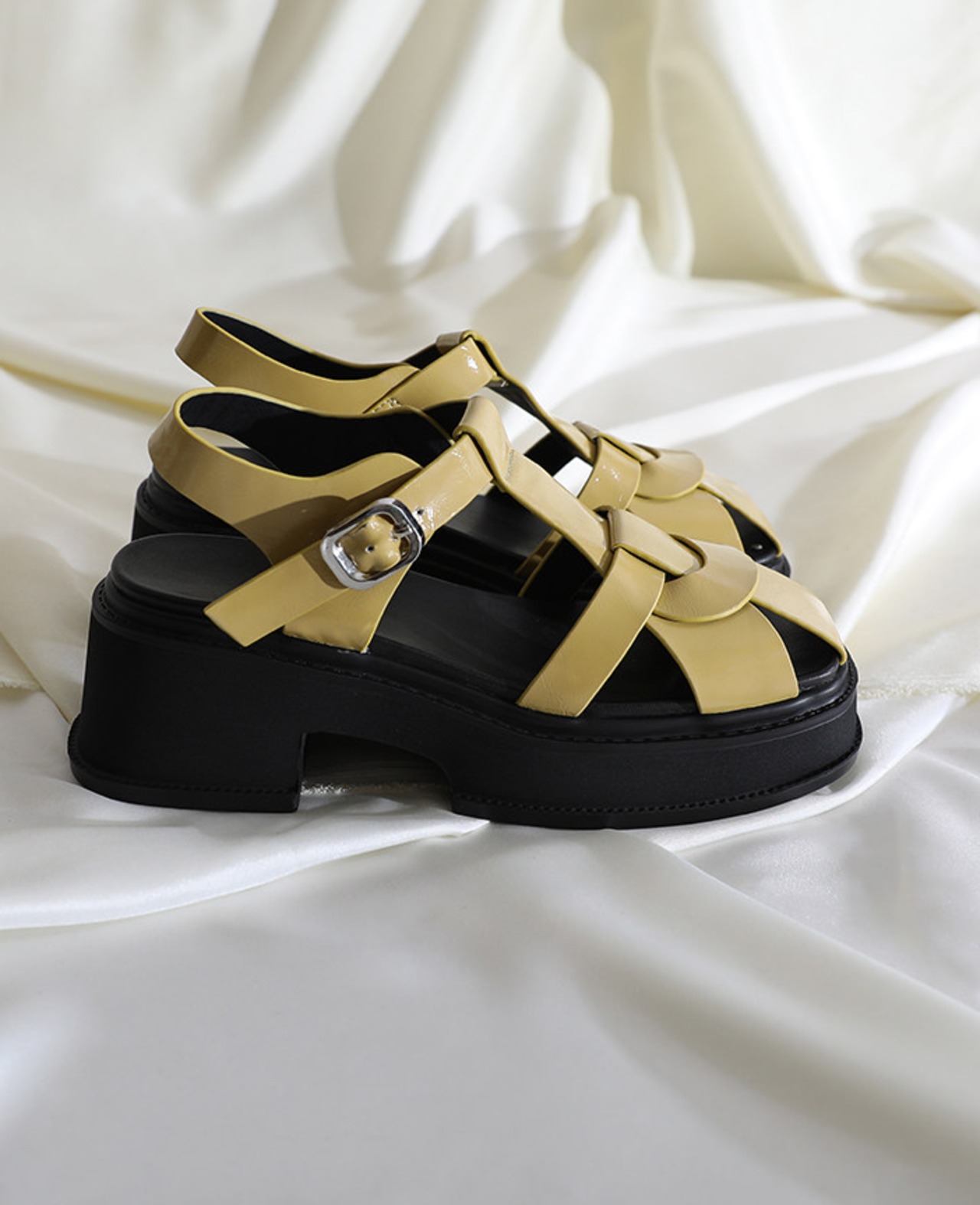 T字ストラップ ヒール付きローマサンダル