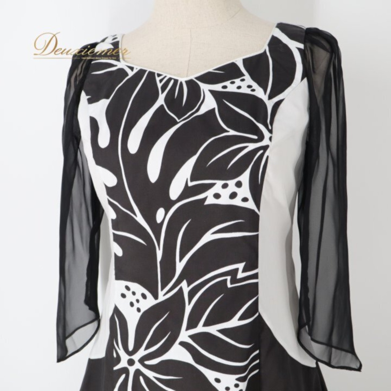 フラダンス 衣装 ワンピース ドレス ブラック系 HulaKu 日本製 プルメリア柄 モンステラ柄 ハワイアンプリント 黒 長袖 チュール 透け感 アロハ フラ ダンス レッスン 練習 おしゃれ 上品 大人っぽい ハワイアンダンス レディース ホワイト系 モノクロ フォーマル お出かけ パーティー カジュアル 体型カバー 大人可愛い スタイリッシュ ボヘミアン リゾートウェア 植物柄 柔らかい着心地 シンプルデザイン エレガント ブラックドレス ブラック系 ホワイト系 チュール袖 透け袖 大人用