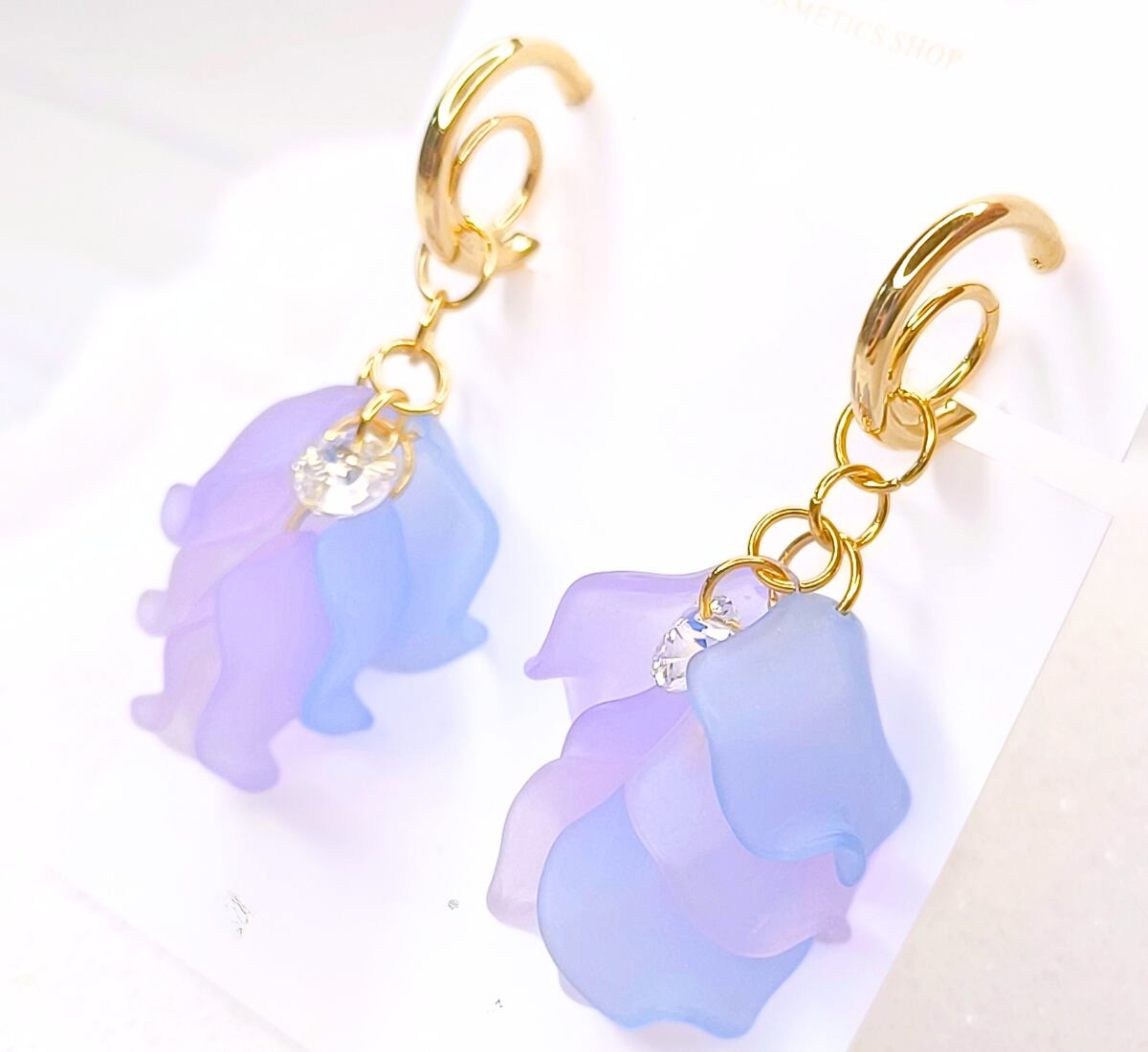 〈ノベルティ付き〉スワロフスキーと3色の花びらが揺れるピアス クリスタル パープル