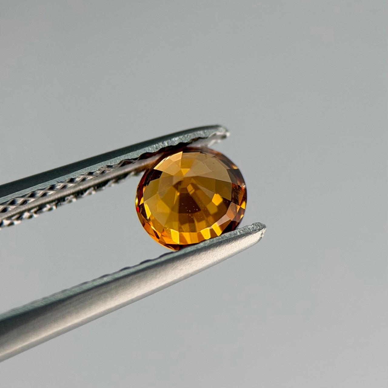 マンダリンガーネット 4.5x4.5x3.1mm, 0.54ct, ナイジェリア産