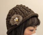 ファー飾り付き・アラン模様の帽子（ダークブラウン）