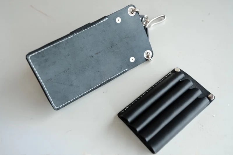 4丁差しの黒いヌメ革のシザーケース | 革製品のオーダーメイドの店