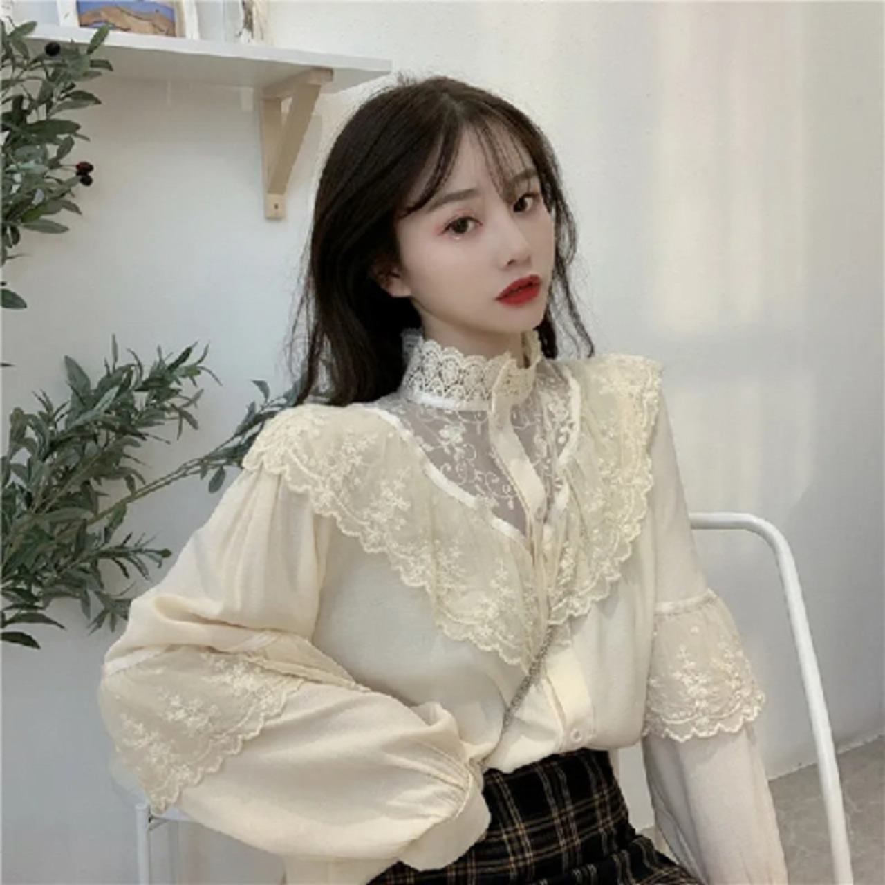 女性のための大きくて愛らしい春の服,白いフリルのブラウス,スタンド 