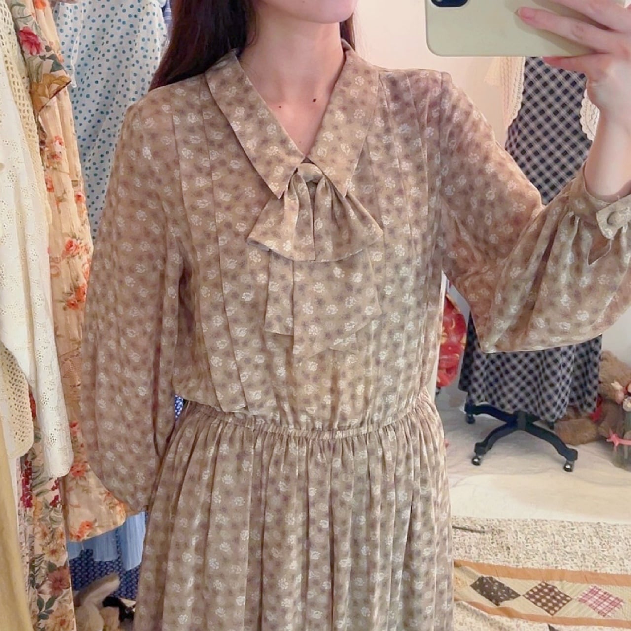beige flower neck ribbon one-piece