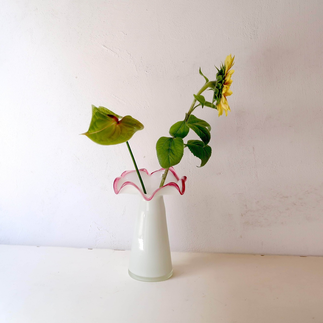 ピンクのふちの花びら花瓶