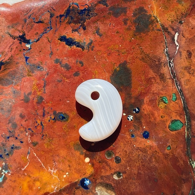 【北海道花石産】白雪瑪瑙　勾玉　2０ｍｍ　＜産地証明書つき＞　3220