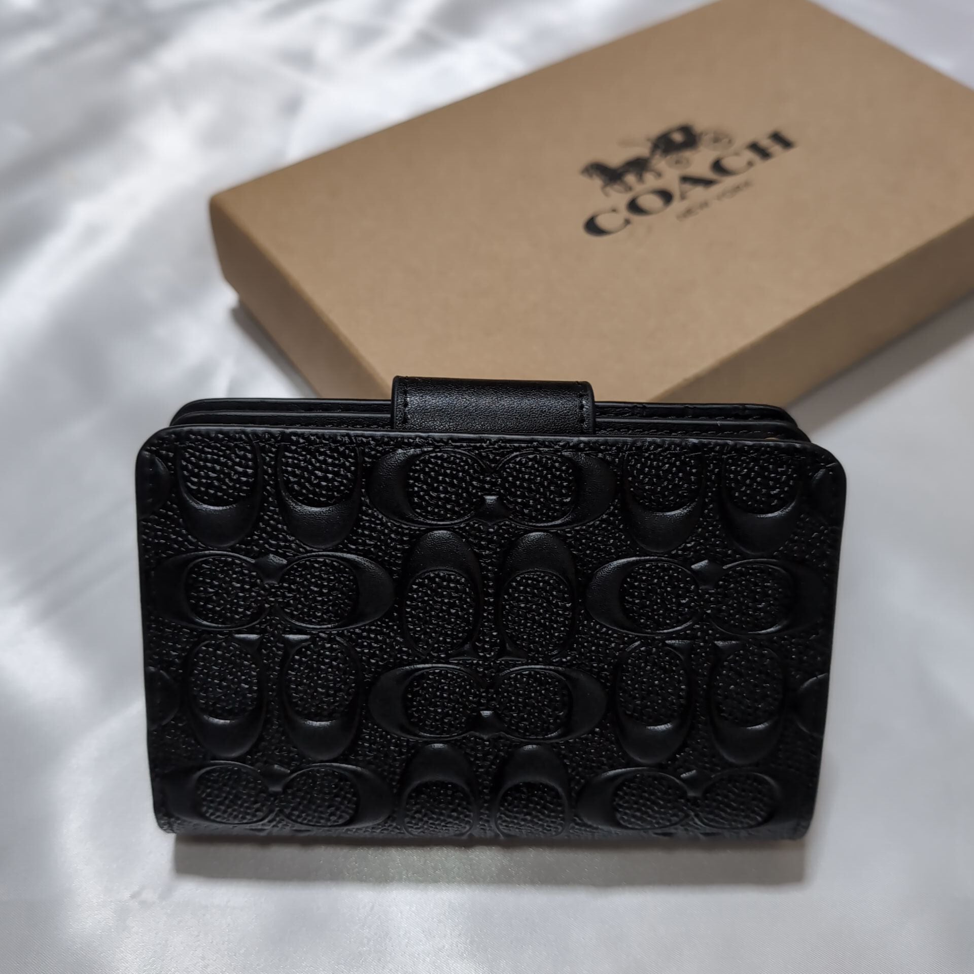 COACHコーチ 二つ折り財布 シグネチャーエンボス ブラック