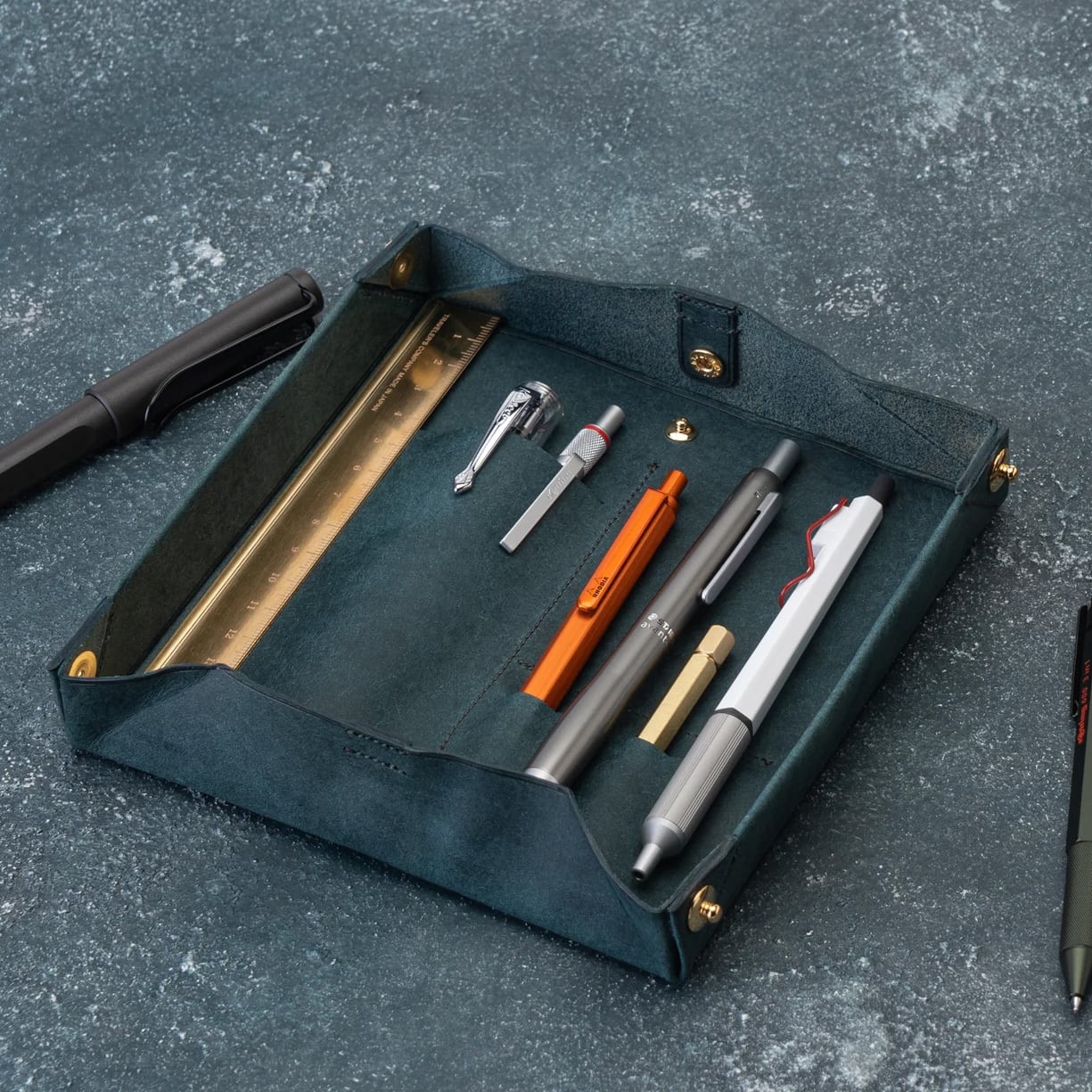 PLOWS dritto Pen roll L サビア Plows/プラウズ】dritto Pen roll L (ペトローリオ) | 590&Co.