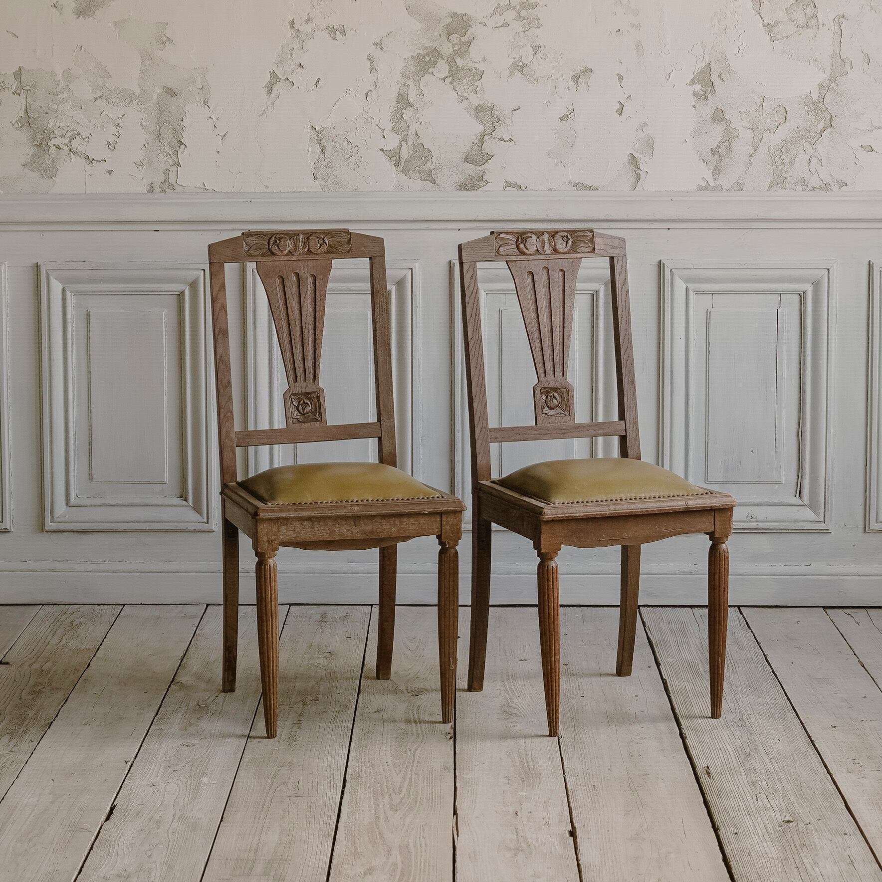 チェア/レザー/空間装飾/アンティーク/ライムイエロー/ディスプレイ/椅子/イス