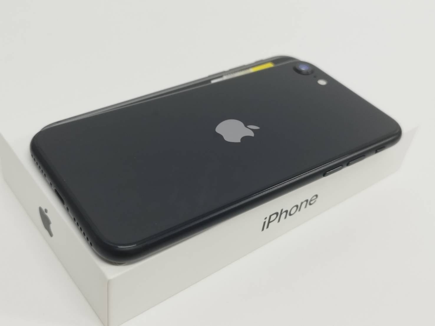 SIMフリー】iPhone SE 第2世代/A2296/64GB/ブラック〈MHGP3J/A