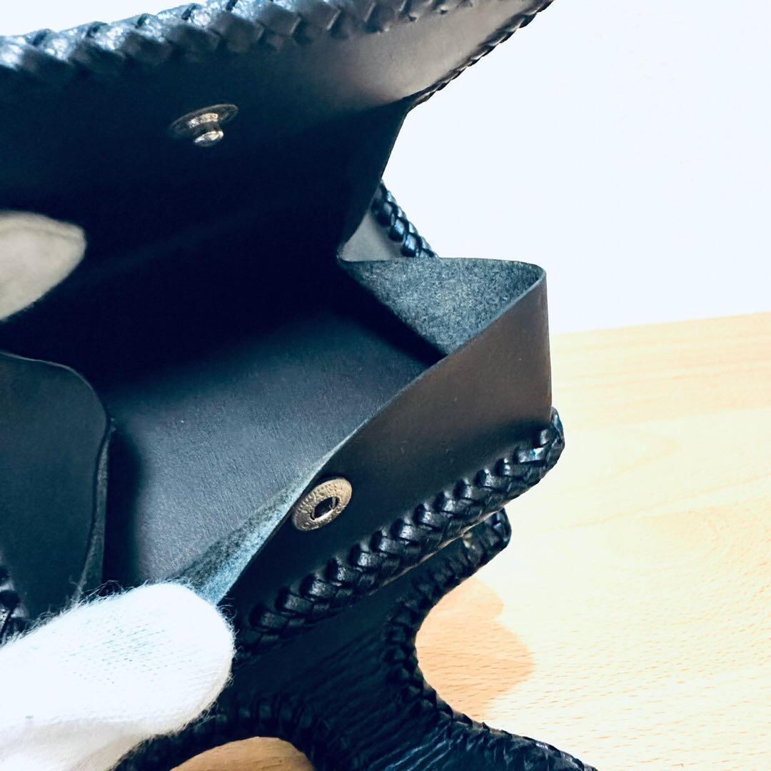 新品ビンテージ☆花柄カービングの折り財布 ウォレット 黒パイソン本革