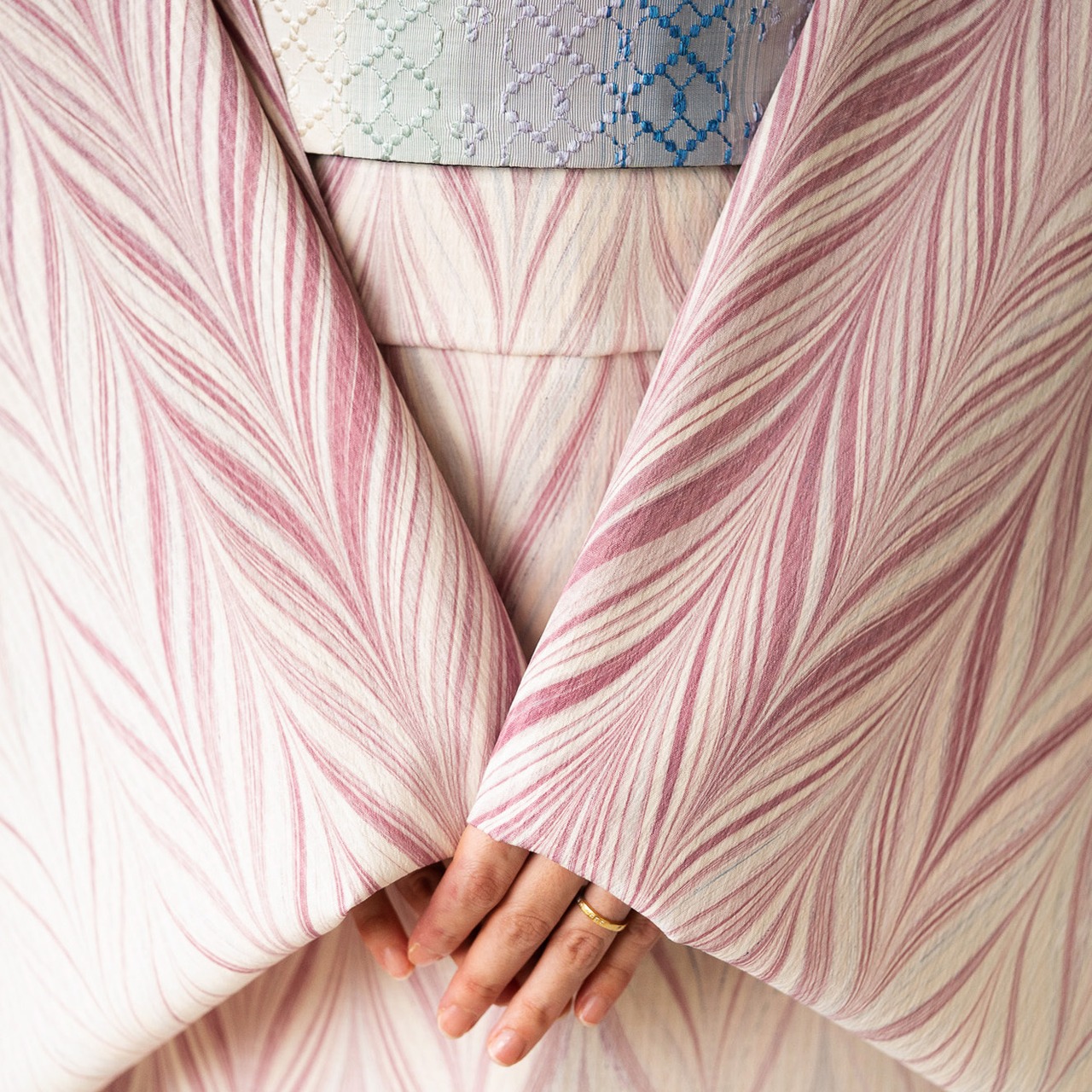 「雪椿」矢羽柄〜洗えるきもの（シルジェリー格子柄）〜