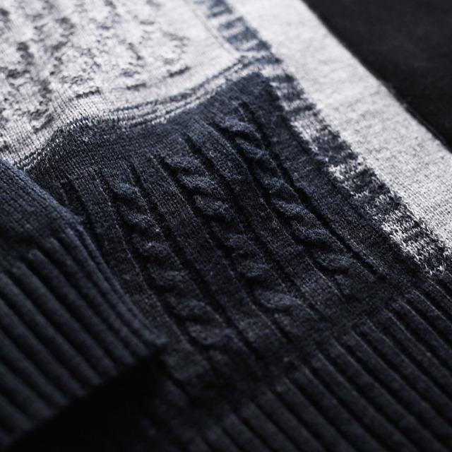 switching monotone felt patch and 3D knit  loose sweater