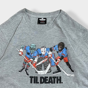 【UNDEFEATED】メキシコ製 プリント TIL DEATH ロゴ Tシャツ イラスト アイスホッケー M 半袖 グレー アンディフィーテッド  us古着