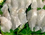料理屋などに使われる高級魚の気仙沼産アイナメの新鮮生、淡白でいて脂がのって美味い（4人前）下ろして、刺身用として皮を引いて。