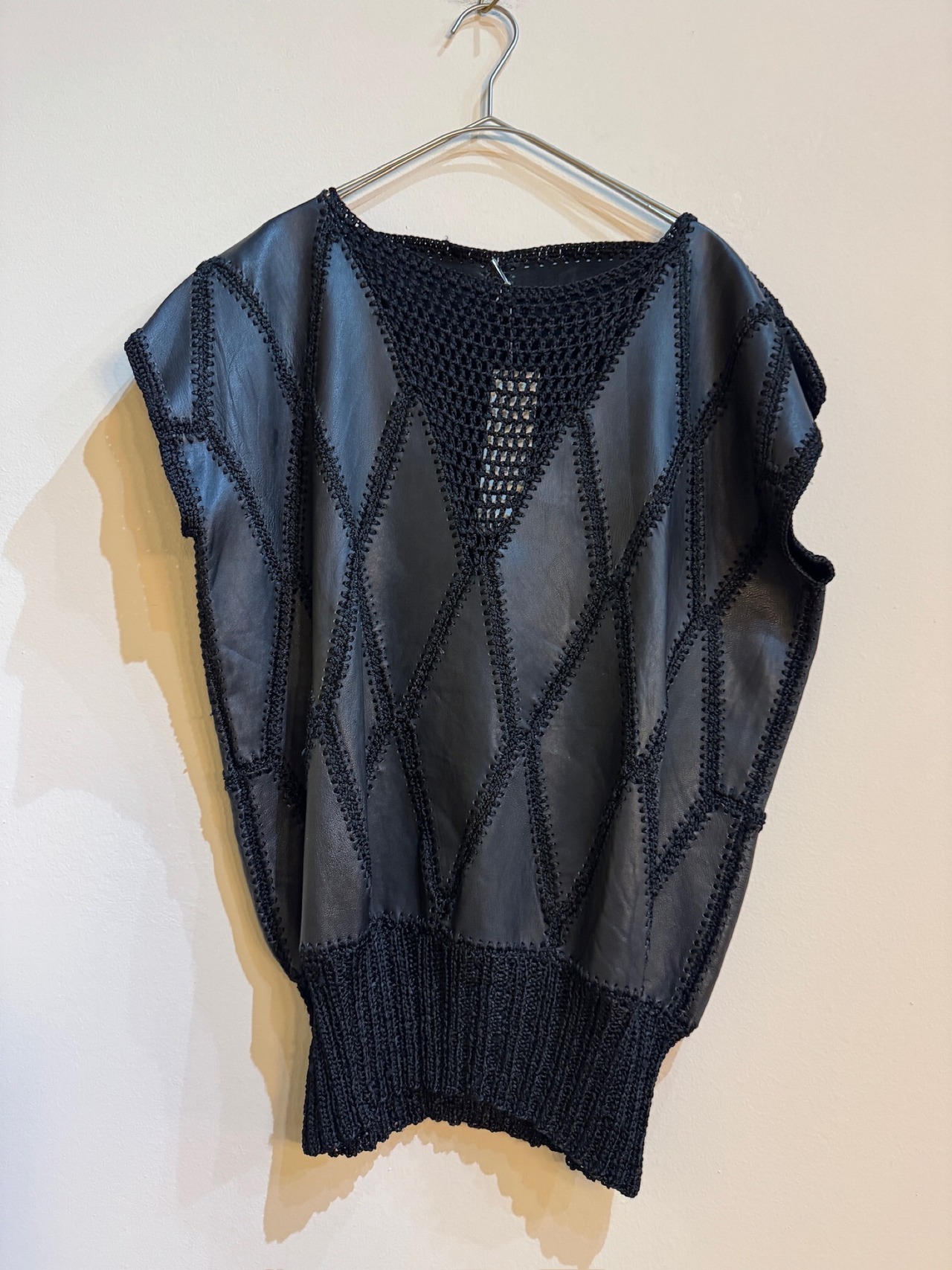 1970s-80s Turkish Vintage "Alfa ÇUKUROVA" Hand-Knit & Leather Patchwork Vest
（1970-80年代 トルコ製 ヴィンテージ "チュクロヴァ" ハンドニット＆レザー パッチワークベスト）