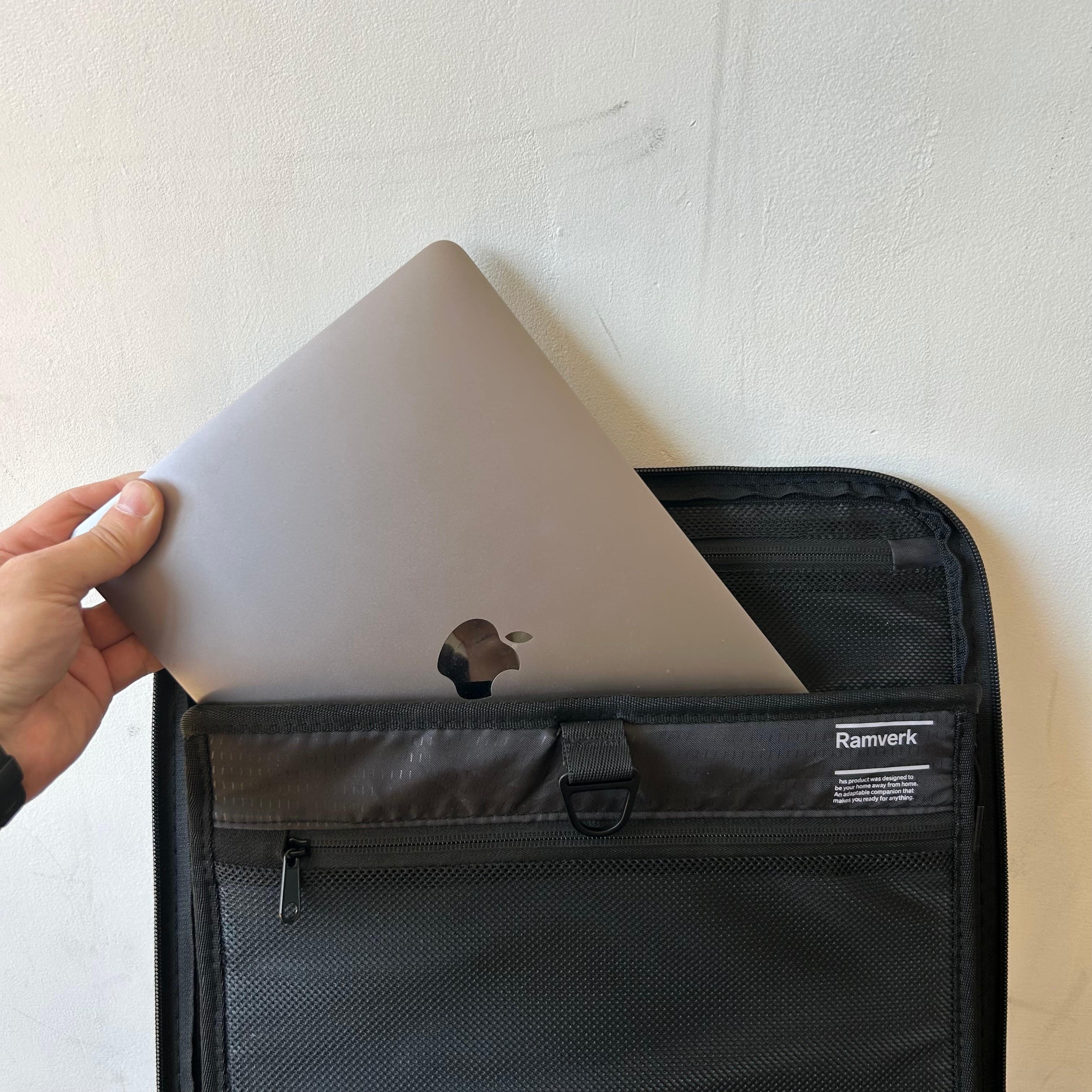 受注／Db】Jazzy Sport - Ramverk Pro Front-access Carry-on（Sサイズ