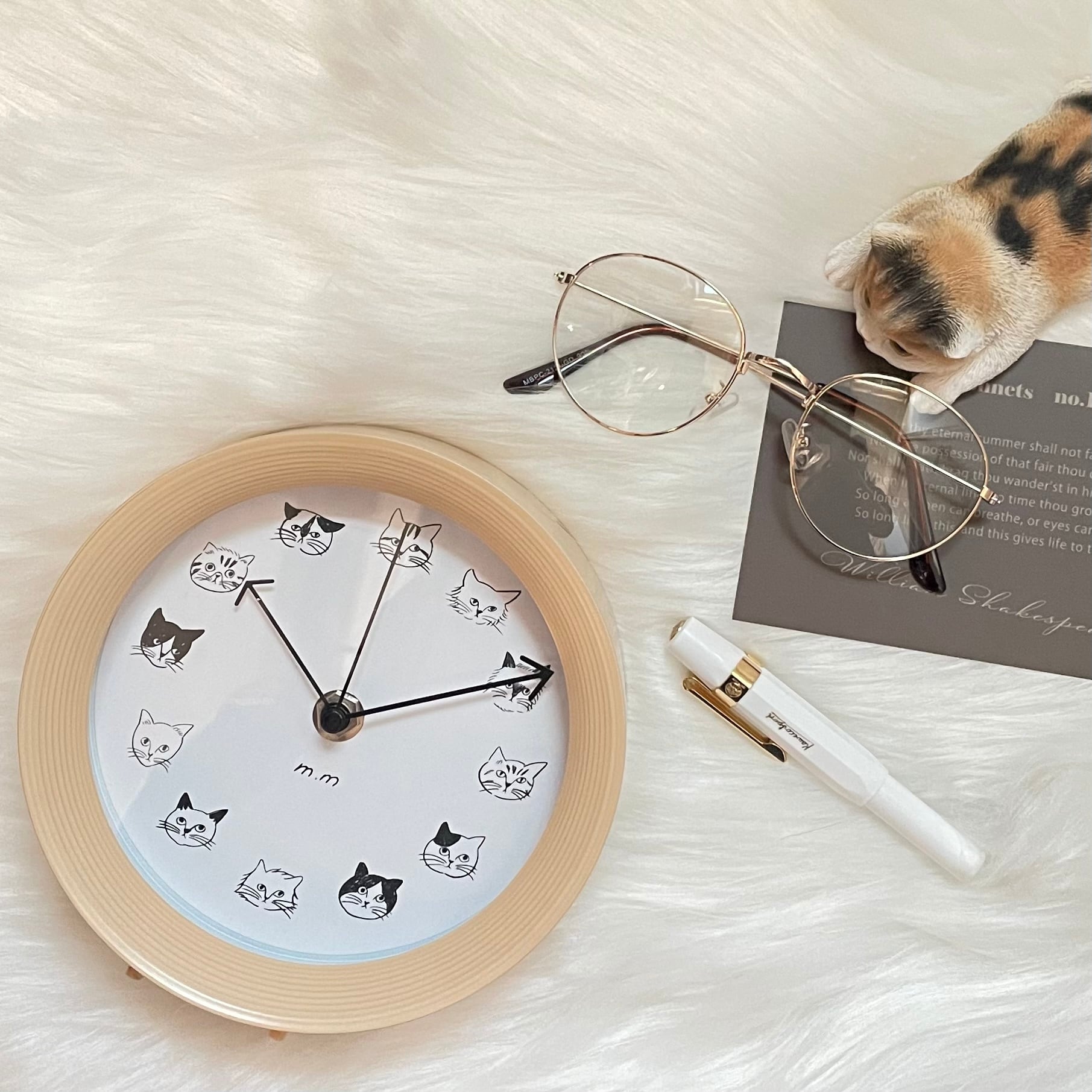 ☆時計｜松尾ミユキデザイン｜2WAY｜ナチュラル 猫雑貨 ねこモチーフ 壁掛け 掛け時計 置き時計 猫柄  スイープムーブメント かわいい プレゼント ギフト 猫好きさん