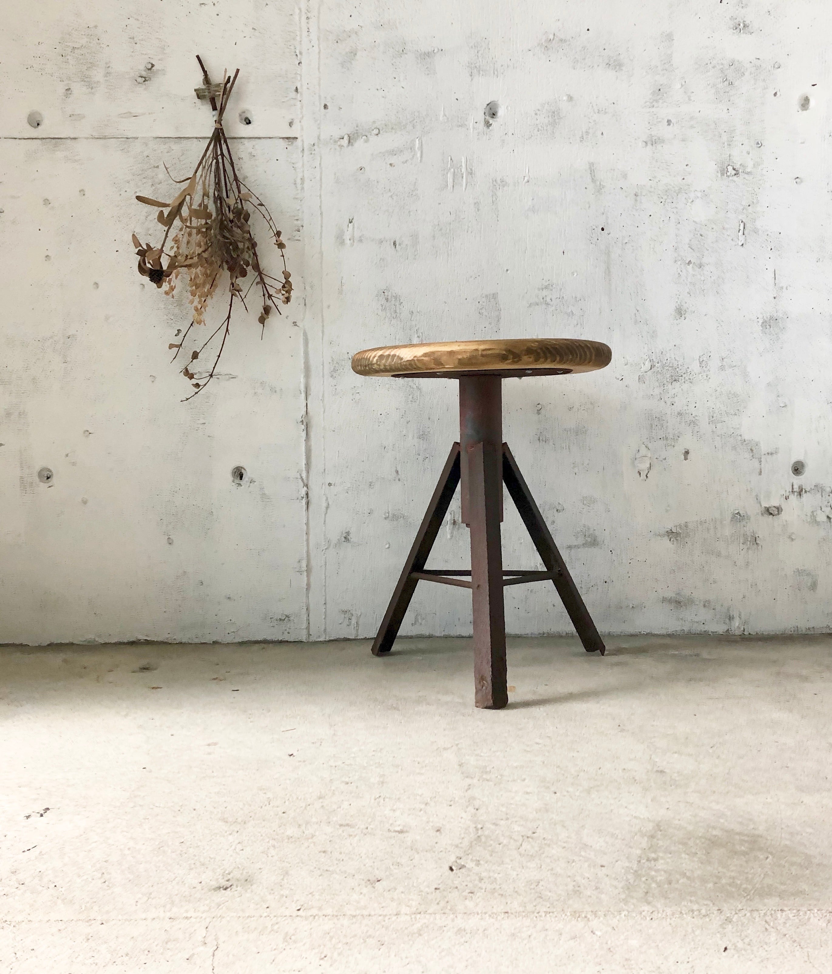 【インダストリアル】アイアンフレーム スツール チェア 丸椅子 シャビー 古家具 インダストリアル】アイアンフレーム スツール チェア 丸椅子 シャビー