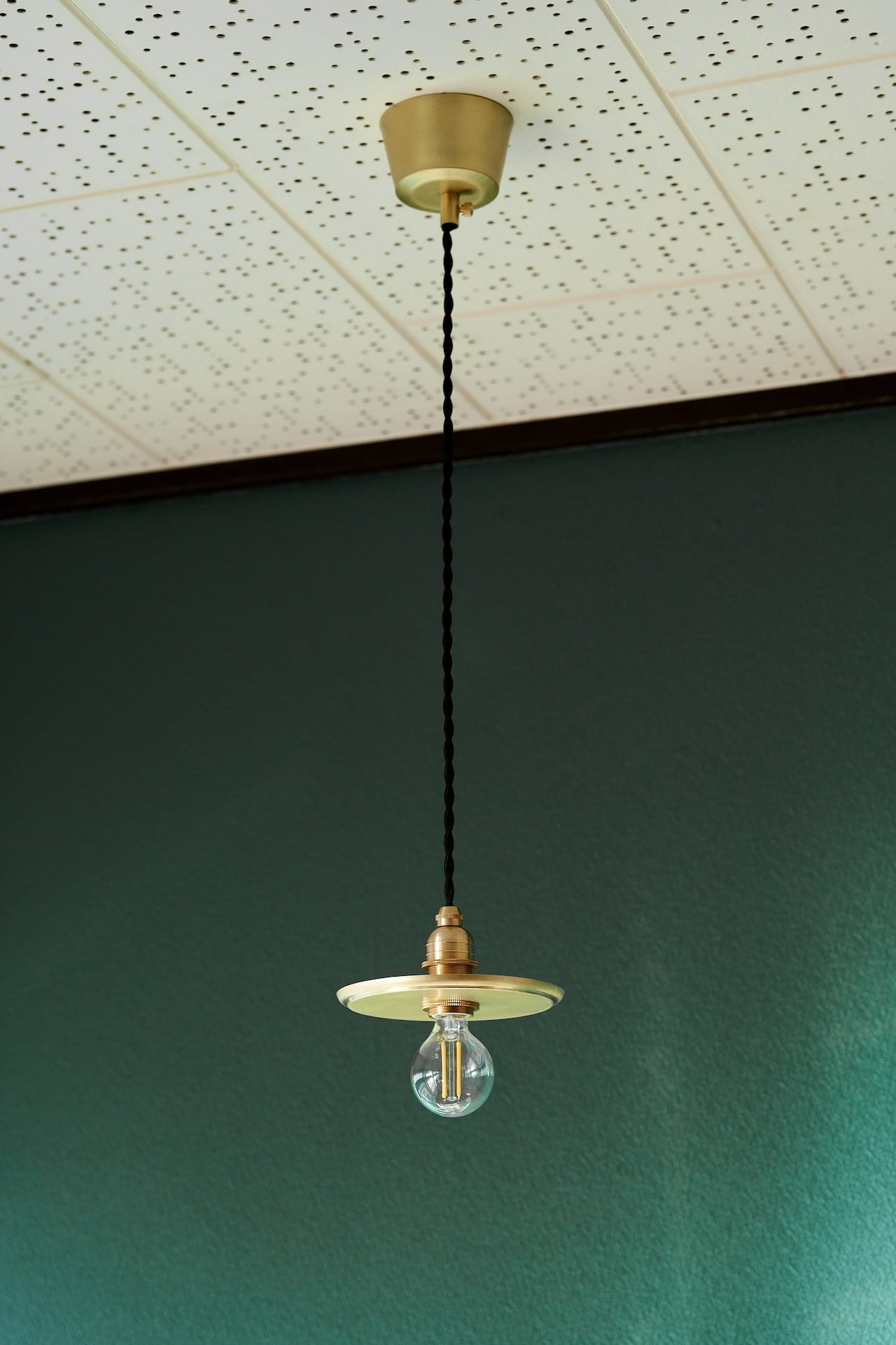 真鍮の2WAYペンダントライト】 - お皿形シェードにあらわれる陰影の