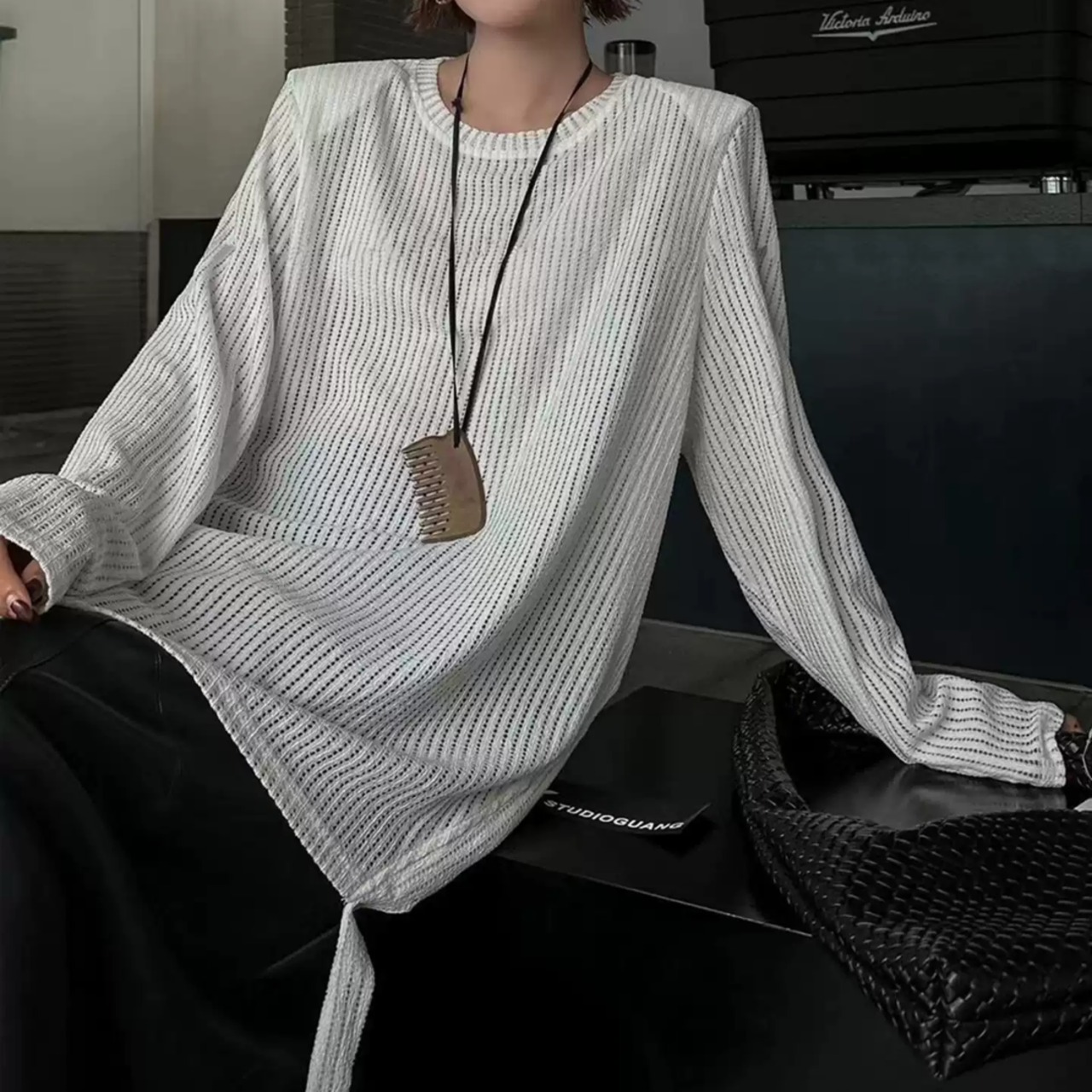 Padded-shoulder top with lace slits (ME505)