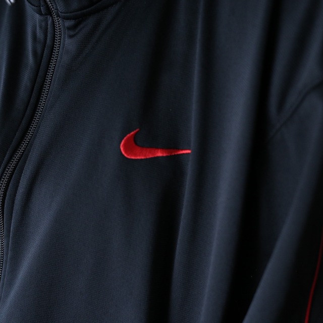 "NIKE" black × red good coloring over silhouette track jacket