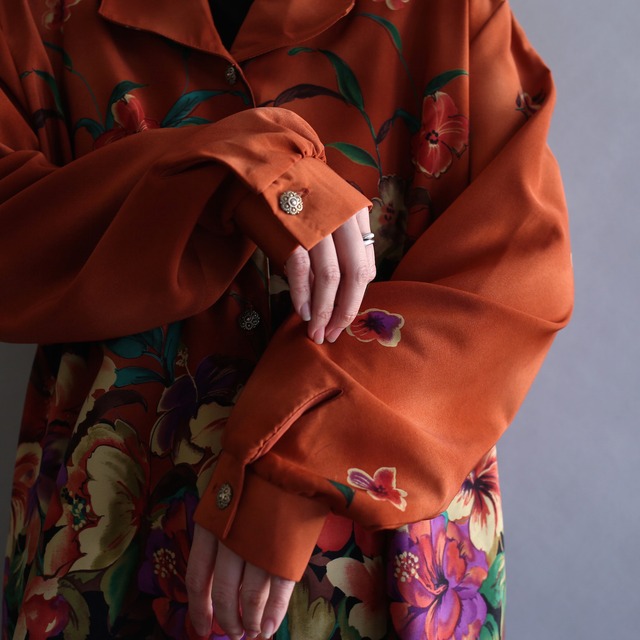 flower art pattern and gold button loose shirt