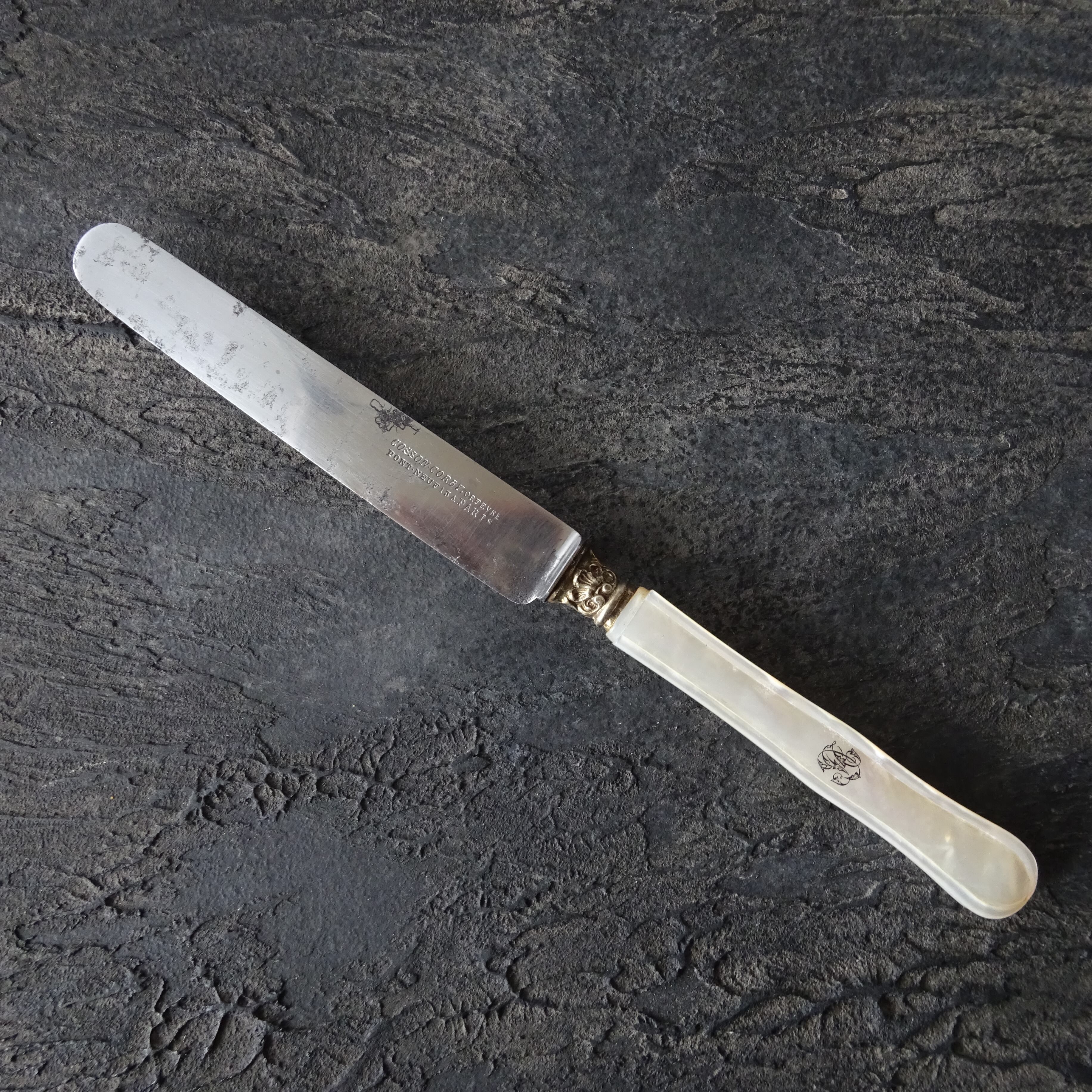 【 Déjà Vendu 】Couteau de table ancien manche en nacre chiffre et virole argent (A)